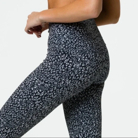 ONZIE ❤️‍🔥 LEOPARD PRINT LEGGINGS NWT SIZE MEDIUM